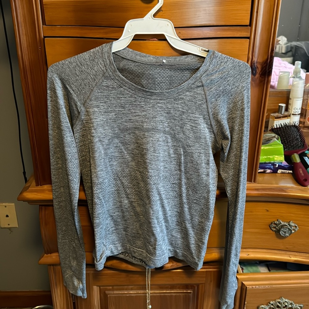 Lululemon size 4 gray swiftly tech